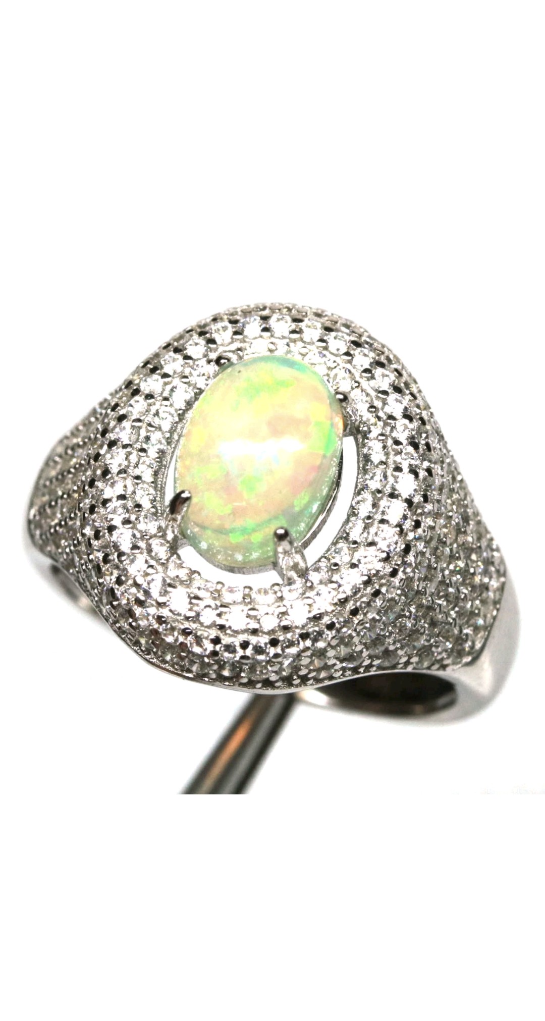Top glam rainbow Opal ring white gold
