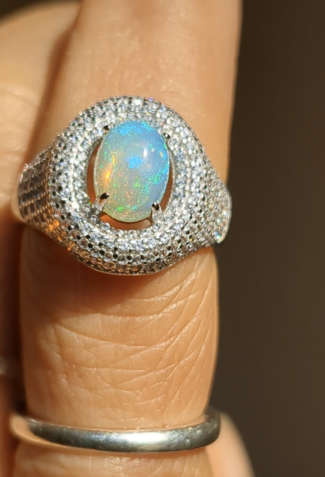 Top glam rainbow Opal ring white gold